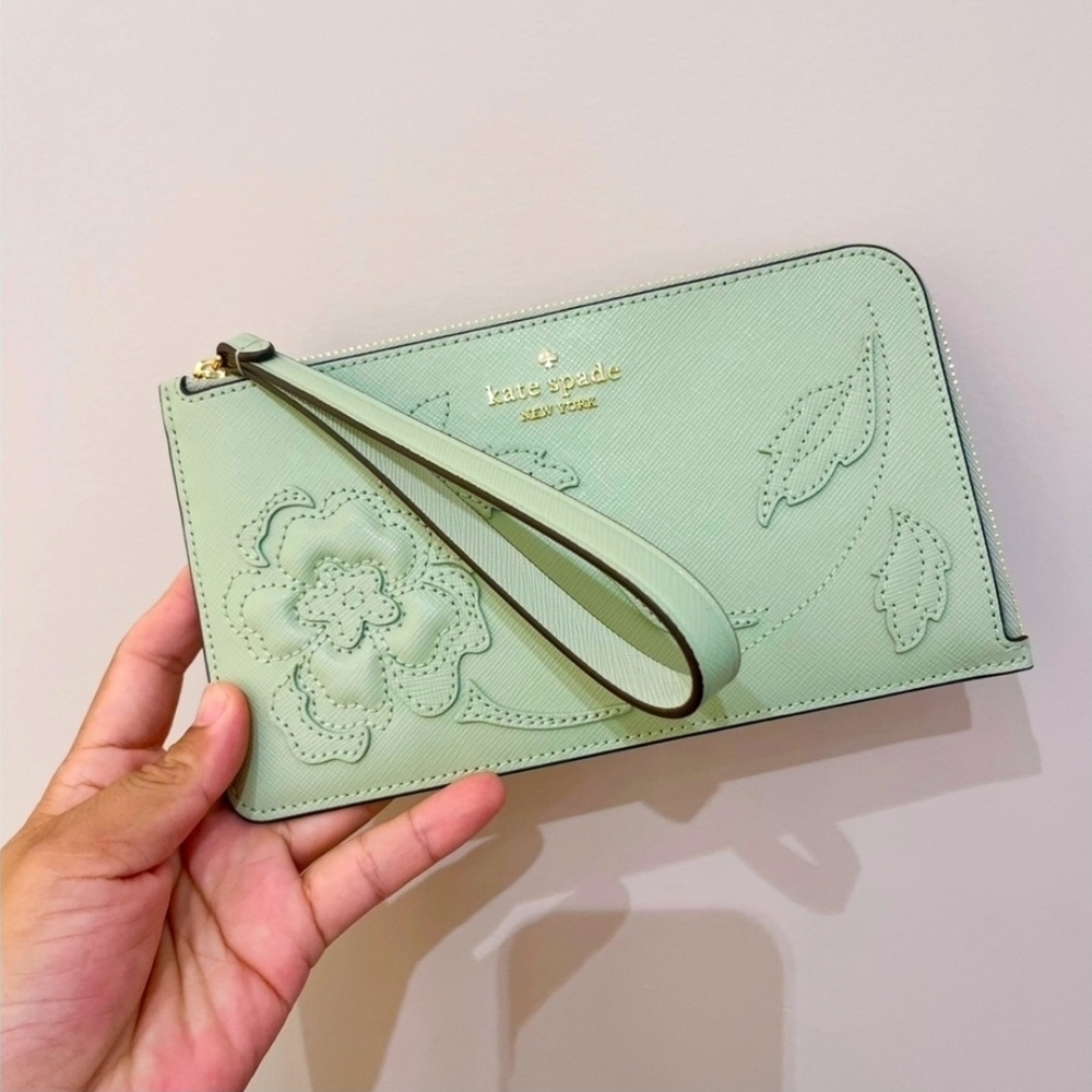 Kate Spade Lucy Floral Applique Medium L-zip Wristlet. NWT